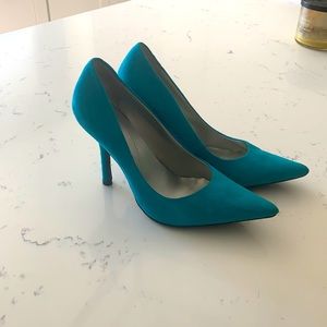 Guess suede pumps in rich turquoise color